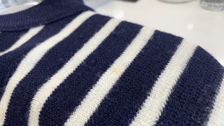 白と黒のボーダーの白い部分だけに付いている黄色いシミを他の部分は触らずに取り除く事は可能なのか？