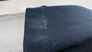 知らない間にお洋服に水を付けて摘まんで拭き取っても全く変わらない白いシミが付いていた