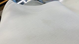 お洋服に水に濡れた様な洗っても取れないシミがある場合の殆どは油由来のシミである可能性が高く生地によっては気を付けないといけません