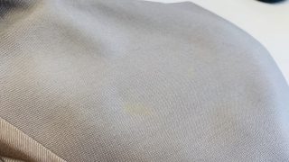 目の細かい手触りの良いウールの生地に黄ばみが発生したら自分で何とかしようとせずに出来ればご相談くださいませ