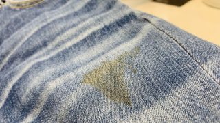 お茶のシミには要注意！時間が経ってしまうと変色して取れにくいシミに変化してしまいますよ