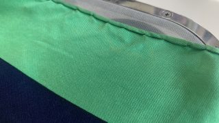 シルクの生地は傷んでしまいますと元には戻らなくなる可能性が非常に高くなりますのでご相談下さいませ