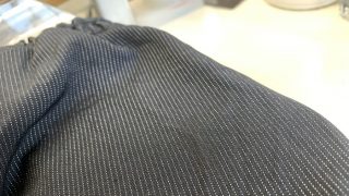水に濡れても変わらないし洗って取れない茶色っぽい赤いシミはサビ（錆）である可能性が高いです