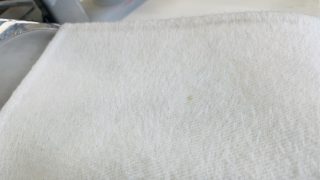 お洋服にとっても着用する人にとってもストレスになる小さくても目立つシミは早めに取り除きましょう