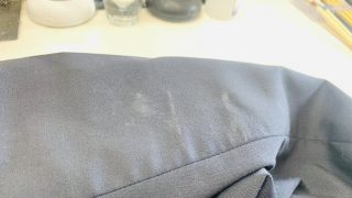 お洋服に付いてしまった取れそうにないシミは慌てて擦ってみたり漂白したりするとかえって取れにくくなくなる場合もあります