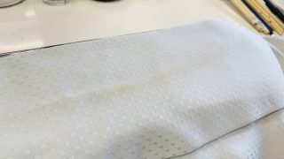 オシボリでお着物を拭いてしまいますと消毒成分が反応して色が変色するかも知れませんのでお気を付け下さいませ