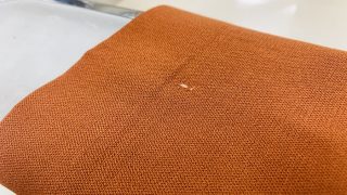 濃色のお洋服にもしもペンキや接着剤が付いてしまった場合には自分で処置する前に触らずにプロに相談致しましょう
