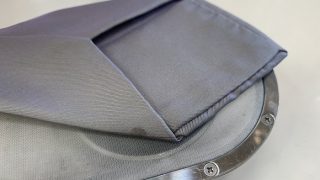 ネクタイは保管中の状態によってシミが無かった場所に目に見えるシミが浮かび上がってくる事があります