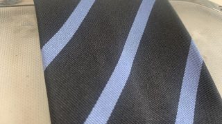 濃色シルクネクタイは着用後にそのまま汗や汚れが付いたままですと色が変わったり褪せたり致します