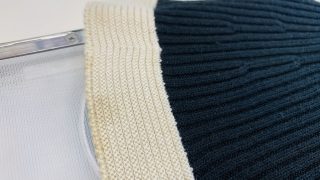 着る前洗いには昨年の食べこぼし汚れや皮脂汚れが付着したままですのでシミや変色の原因になります