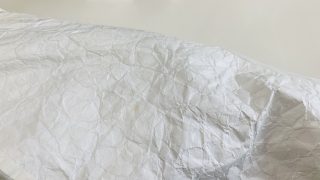 お洋服には中々通常では使用する事のない素材の生地を使ったお洋服も実際には存在致します