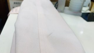 白いお洋服は知らない間に擦れ汚れによる黒い筋がお洋服に付いてしまう事がありますので要注意です