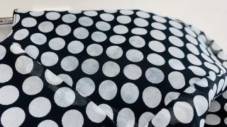 雨などの水分がお洋服に長時間付着している状態が続いてしまいますとそれが色移りの原因になる場合があります