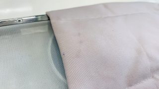 ボールペンのインクは洗剤や水分を含むと広がりやすく滲んでしまうので取り扱いには気を付けましょう