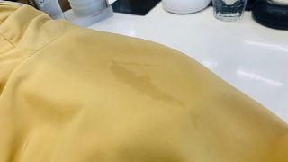 お洋服の生地を擦るという行為は生地に汚れが浸透するのを促進させ更には毛羽立ち等の形状変化も起こします