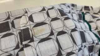 ポケットの底部分は表も裏も黄ばんでいたりインクが滲んでいる事が多いので気になる場合には染み抜き致しましょう
