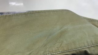 色柄物綿素材の場合には襟元や袖口が擦れや汗により色が変わって仕舞ったり抜けたり白くなる場合があります