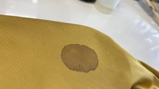 古い血液のシミは酸化して生地や色（色素）まで壊れてしまう前の早めの染み抜き処置が必要です