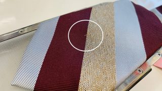 ネクタイは剣先にシミや結び目に汗によるダメージが発生しやすく更にはクリーニング頻度も少ないので傷みやすいのです