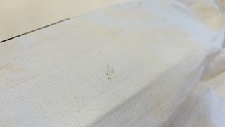 お洋服に付いたままの安全ピンにはご注意を！鉄がサビて取れにくいシミが付いてしまうかも知れませんよ
