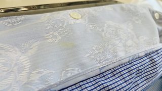 色柄物のお洋服に付いた「黄色いシミ」を取る場合には色が薄くならない様に見えない部分で試してから染み抜き致しましょう