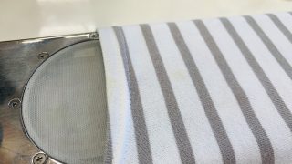 ストライプやボーダーのお洋服の場合には漂白致しますと白けたりする事もありますので気を付けましょう