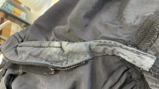 衣替えお直しをしようと用意していた黒いパンツの股部分の裏地が白くなってしまっていた