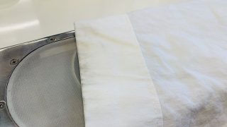袖口が黒く汚れてしまってはいませんか？スレ等のダメージが発生しやすく皮脂汚れも集中して付きやすいからなのです