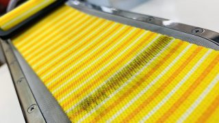 お洋服やバッグの付属品ベルトですが基本的にはプラプラしておりますので思わぬ汚れやシミが付いてしまう場合もあります