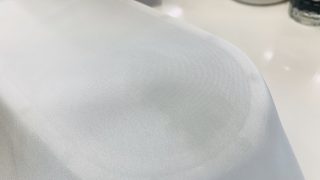 濃い油の様なシミが淡色のデリケートな生地に付いてしまったら擦らない様に気を付けましょう