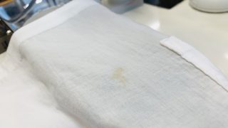 時間が経って現れた黄ばみやシミは生地の繊維自体にダメージを与えている可能性があります