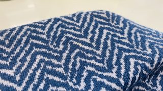 お洋服を着用した場合には必ず皮脂汚れが付着しそのまま時間が経つと変色等が発生致します
