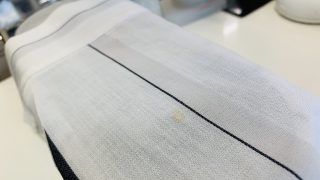 お洋服のいつから出てきたか分からないぐらいに古そうな黄色いシミはお家では中々取れません