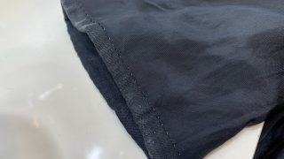 お洋服を着用時に色抜けが多く発生する部分はお肌が直接触れる部分なので摩擦によってダメージが発生致します