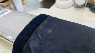 汗や擦れが集中するお洋服の袖口部分の生地や裏地の色は黄色くなったり薄くなったりと非常に変化しやすいです