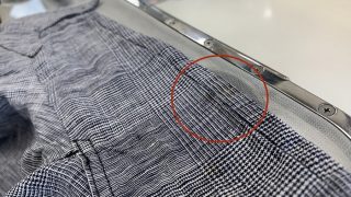 濃色のストライプ柄がお洋服の生地にデザインとしてある場合にはお洗濯するとトラブルを起こしてしまう場合もあります