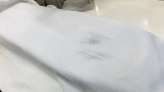 人工皮革の製品はポリウレタンが劣化して剥がれてしまい他のお洋服に付いてしまう事があります