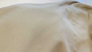 お洋服にボールペンのインクが付いてしまったら素材によっては触ってしまいますと何らかの変化が起きるかも知れません