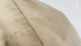 長期間保管の際に薄く見えにくいぐらいの少し残ったお洋服のシミや汚れでも目に見える状態に変化する事があります