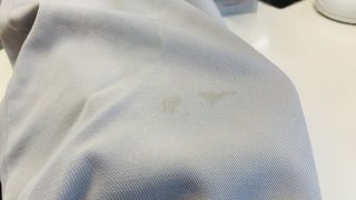 現在着用予定のないお洋服なら何も触らずにお持ちいただく方がシミを落とせる確率は上がります