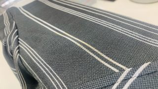 濃色の夏物衣料の襟部分や脇部分の汚れやシミや変色をそのままにしておくとお洋服の色が壊れてしまうかも