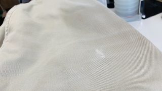 お洋服に付いたペンキが「綺麗に取り除く事が出来るのか？」は生地の状態や付いてからの状況によって変わります