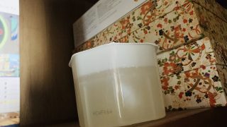 クローゼットの中にある湿気はシミが出来るのを促進させたり新たなシミを作りますので湿気取りが必要です