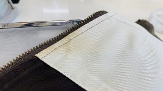 保管しているお洋服を確認した時にシミが浮き出て来ている場合には気が付いた段階で早めの染み抜きを行いましょう