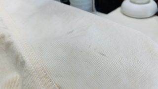 白いお洋服は汚れてしまうものなので汚れてからどのタイミングでクリーニングや染み抜きを行うかも重要です