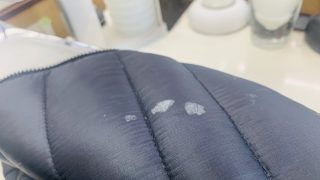 クルマ用の修正塗料がお洋服に付いてしまったとのご相談をお受けいたしました結果今回は綺麗に取り除く事が出来ました