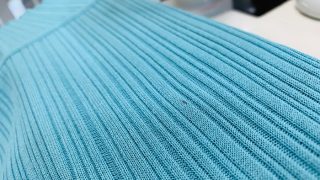 濃い色の茶色いシミが雨の日にお洋服に付いてしまったもしかしたらそれ鉄錆びかも知れませんよ