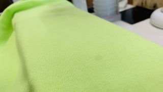 淡色系のお洋服はシミによるダメージで色が褪せてしまう事がありますので早めの対応が必要です