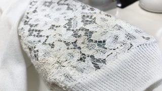 クリーニングしてクローゼットに直していたらお洋服の袖や襟元のレース部分が黄ばんでいたその原因は？