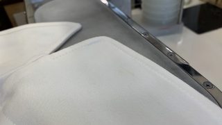 白いお洋服は汚れやシミをケアしやすい色ではありますが生地を傷めてしまう様な過度の応急処置は控えましょう